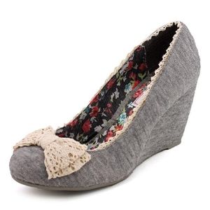 Adorable 7 1/2 Gray-Knit Wedges with Crocheted Bow